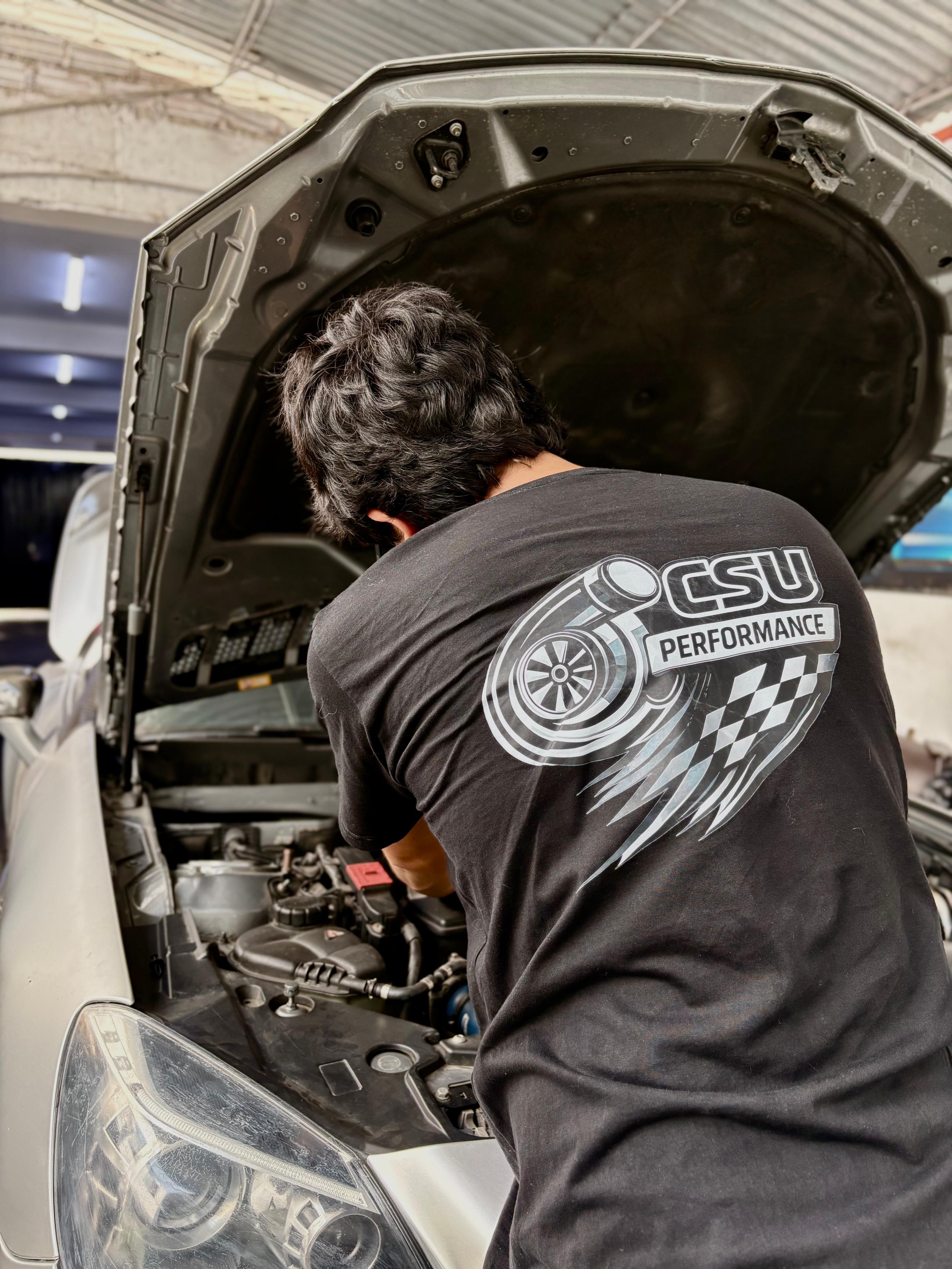 Técnico CSU Performance trabajando